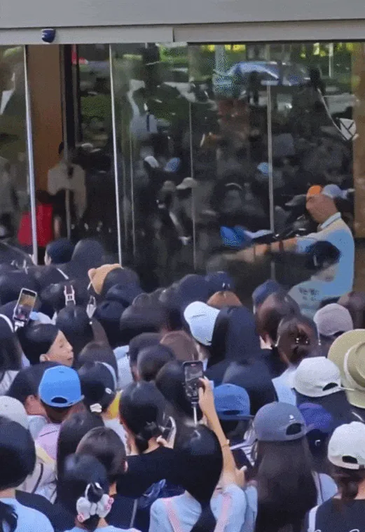 大批粉丝挤爆商场玻璃，张凌赫线下活动被取消
